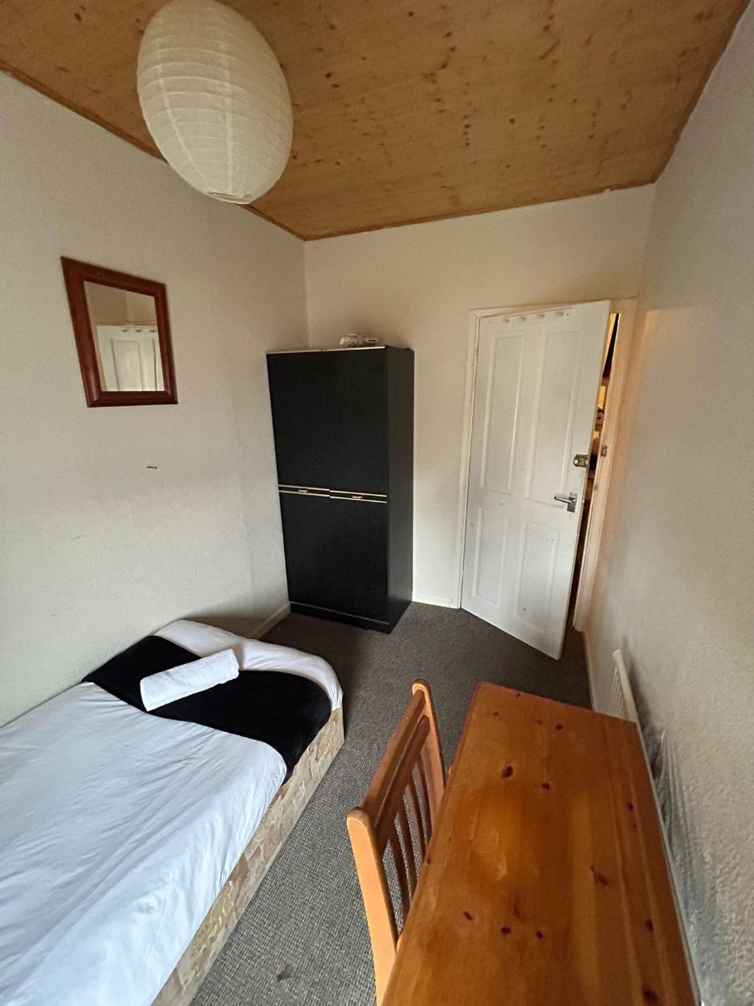 Hill Breeze House Hotell Merthyr Tydfil Exteriör bild