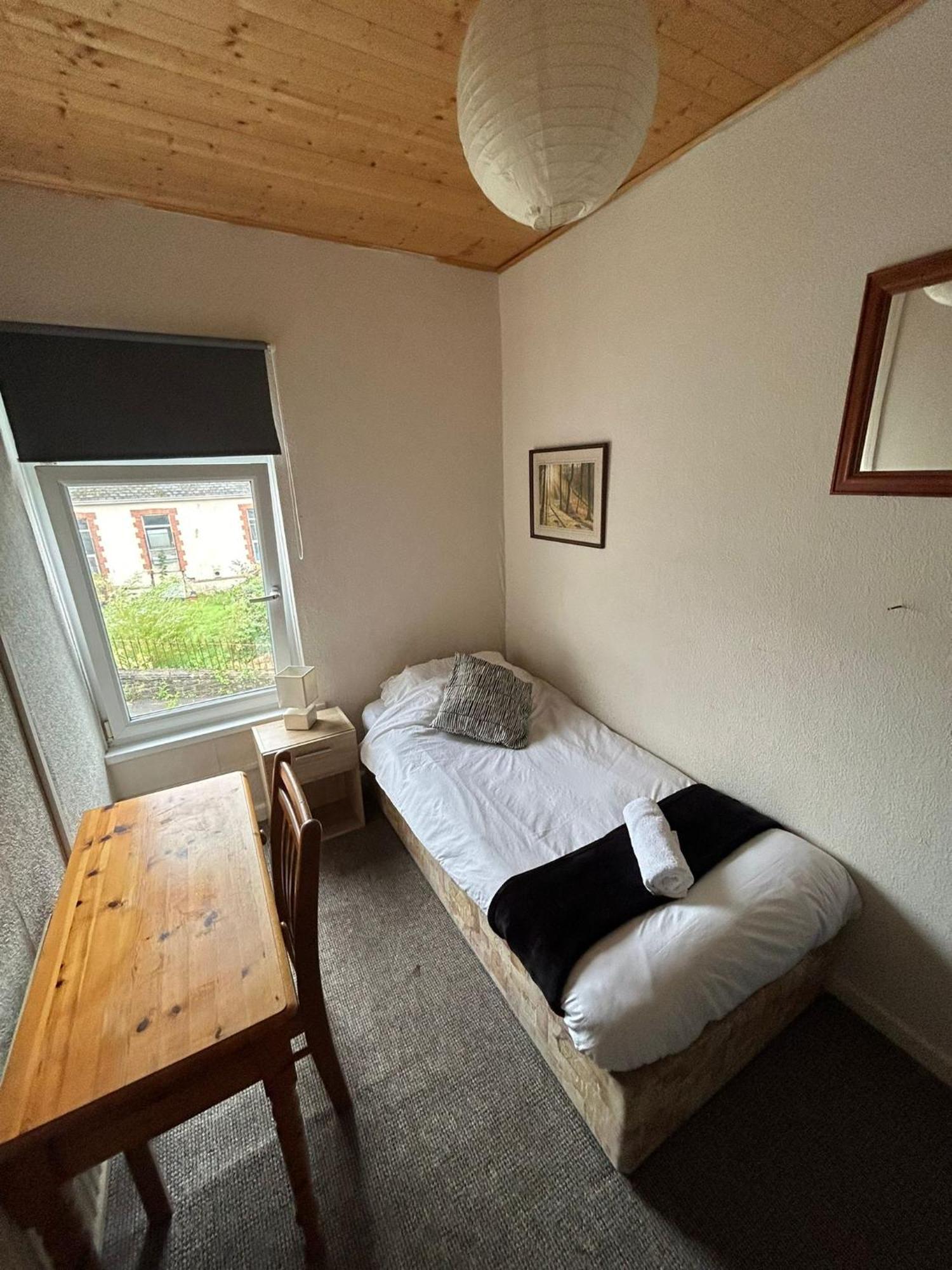 Hill Breeze House Hotell Merthyr Tydfil Exteriör bild