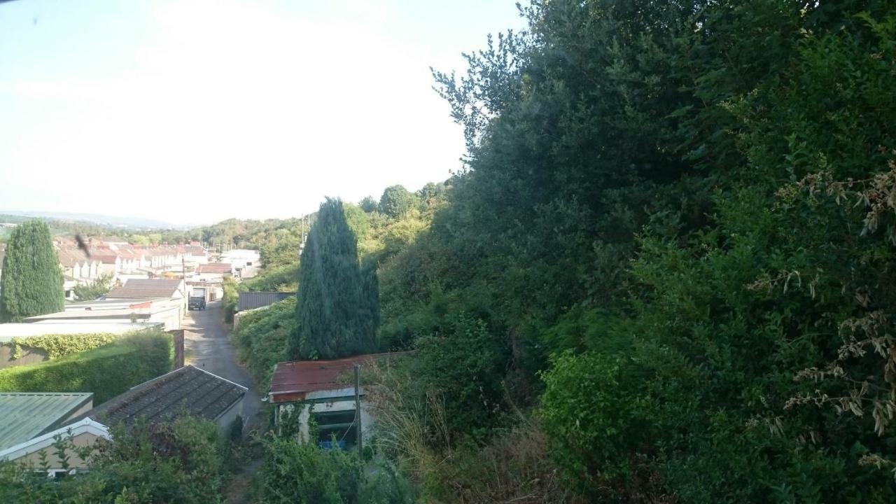 Hill Breeze House Hotell Merthyr Tydfil Exteriör bild