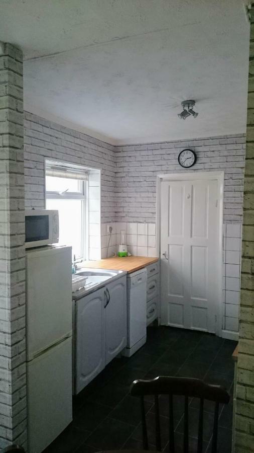 Hill Breeze House Hotell Merthyr Tydfil Exteriör bild