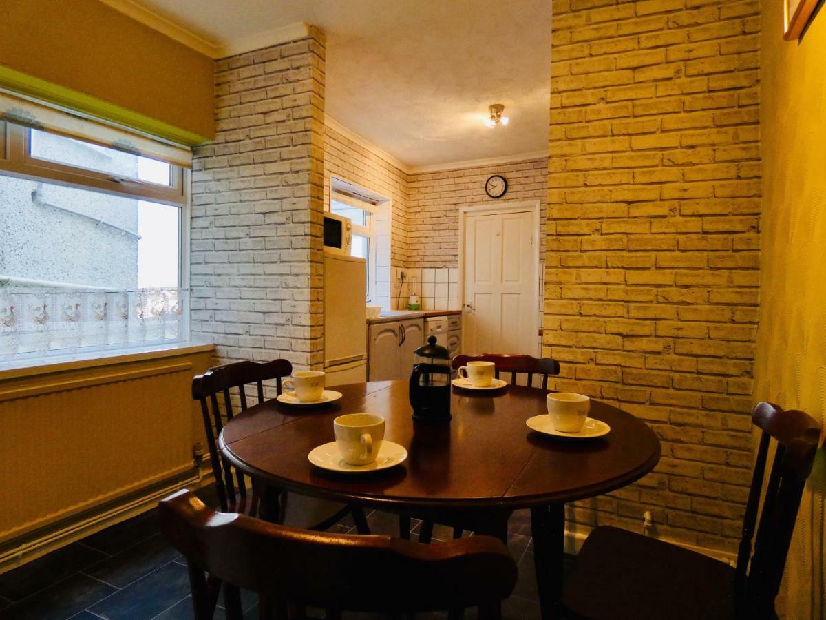 Hill Breeze House Hotell Merthyr Tydfil Exteriör bild